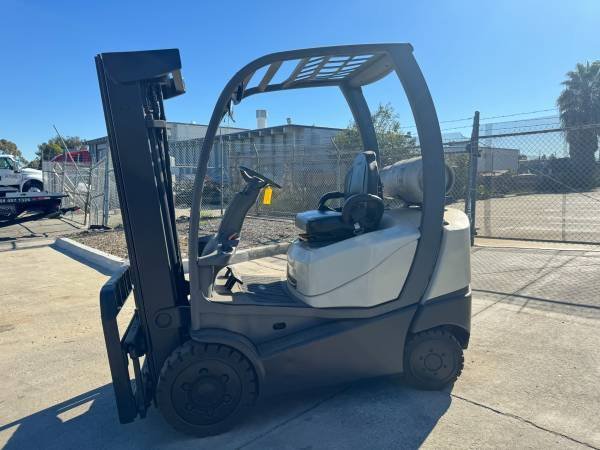 CROWN 5000lbs CAPACITY PROPANE FORKLIFT - Image 9