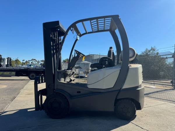 CROWN 5000lbs CAPACITY PROPANE FORKLIFT - Image 2