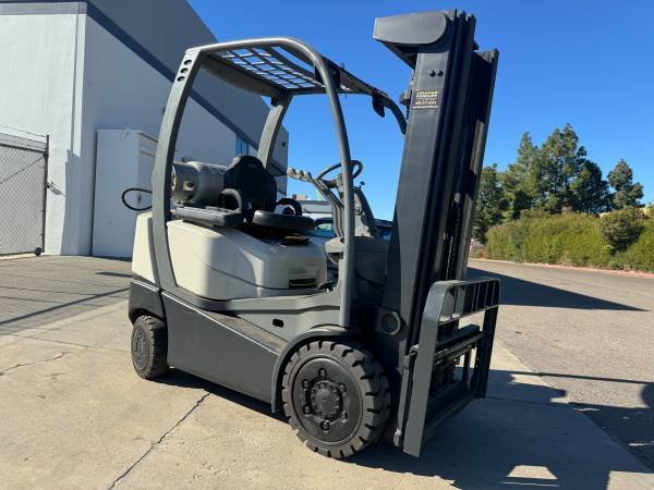 CROWN 5000lbs CAPACITY PROPANE FORKLIFT - Image 6