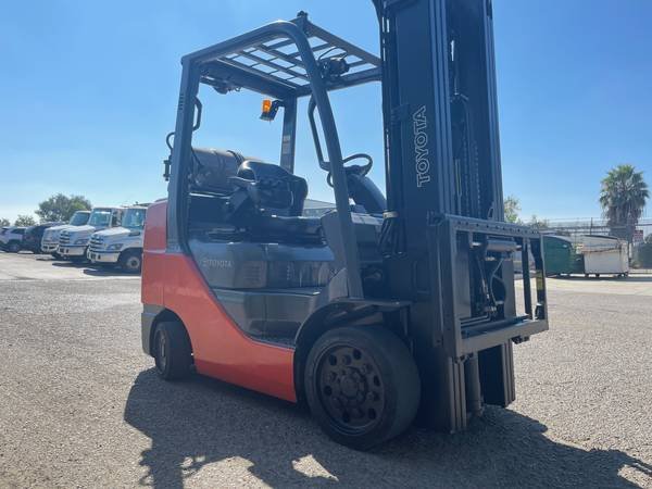 2018 TOYOTA 6500LB CAPACITY PROPANE FORKLIFT - Image 2