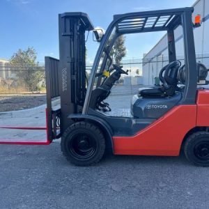 2018 TOYOTA 5000LB CAPACITY PROPANE FORKLIFT w/ PNEUMATIC TIRES