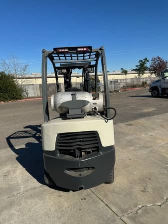 CROWN 5000lbs CAPACITY PROPANE FORKLIFT - Image 4