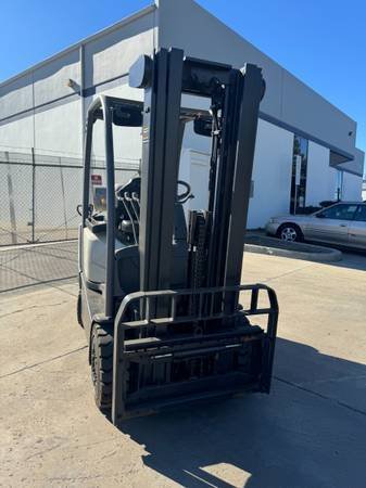 CROWN 5000lbs CAPACITY PROPANE FORKLIFT - Image 7
