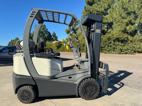 CROWN 5000lbs CAPACITY PROPANE FORKLIFT