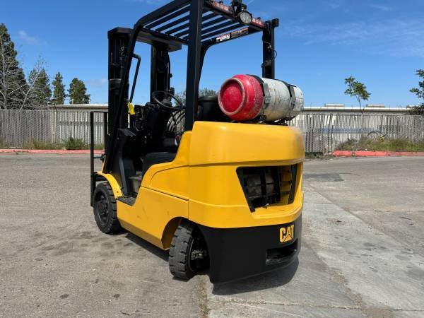 CATERPILLAR 5000lb PROPANE FORKLIFT - Image 2