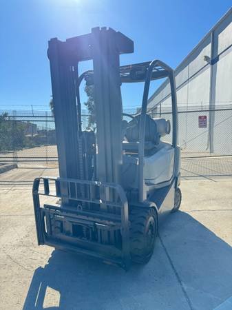 CROWN 5000lbs CAPACITY PROPANE FORKLIFT - Image 8