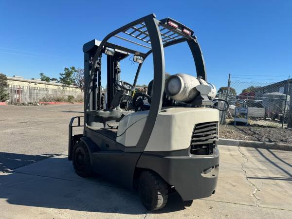 CROWN 5000lbs CAPACITY PROPANE FORKLIFT - Image 3
